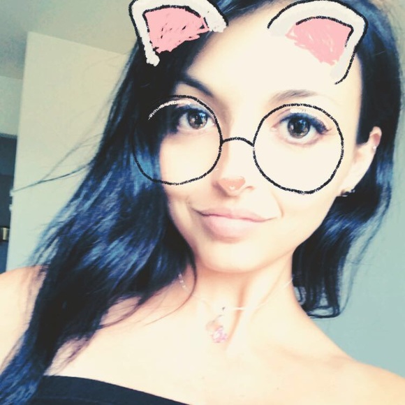 Meet your Posher, Gabby - Picture 1 of 2